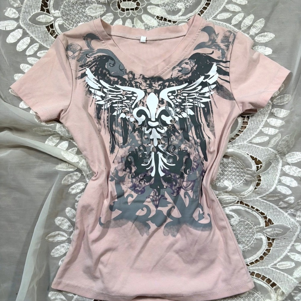 Pink Grunge Y2K Graphic Tee Wings Fleur De Lis V-Neck Short Sleeve Top xs